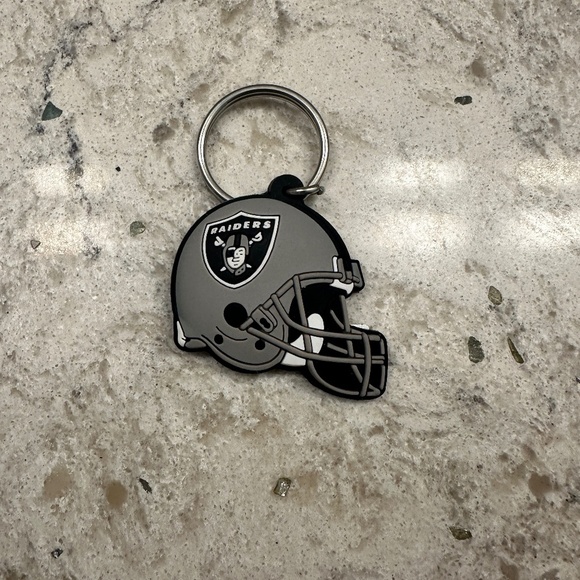 Raiders NFL Helmet keychain - Picture 1 of 5